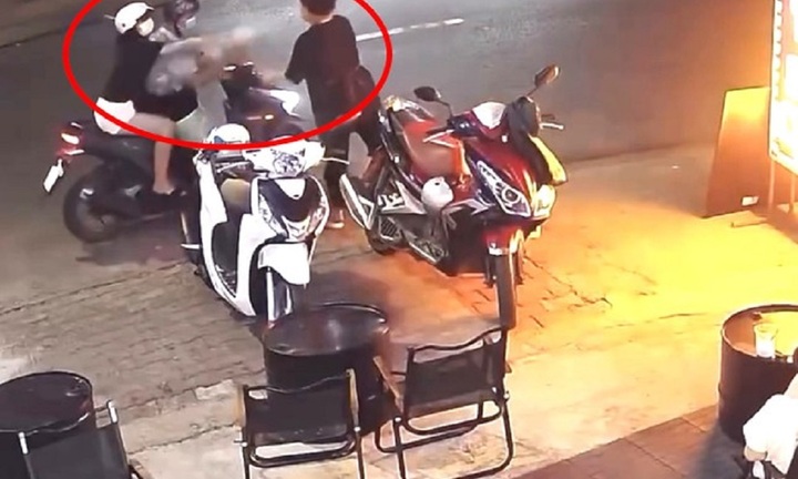 Bình Dương: Bị tạt ly trà sữa pha ớt, nữ nhân viên quán cà phê ôm mặt cầu cứu