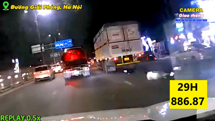 Tài xế xe tải đi sai làn cuốn hai người đi xe máy vào gầm