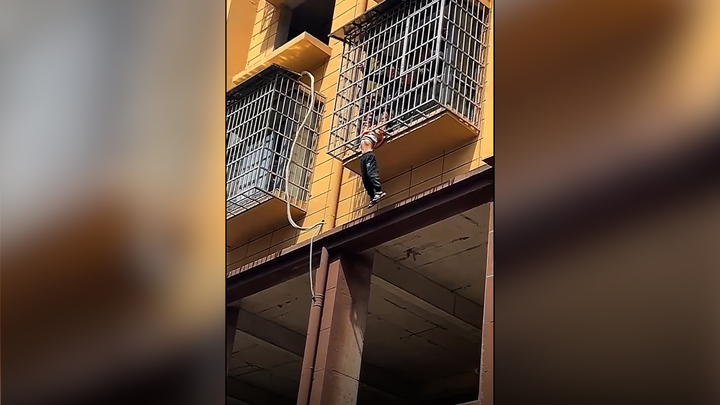 Giải cứu trẻ mắc kẹt vào lưới chống trộm ở Trung Quốc