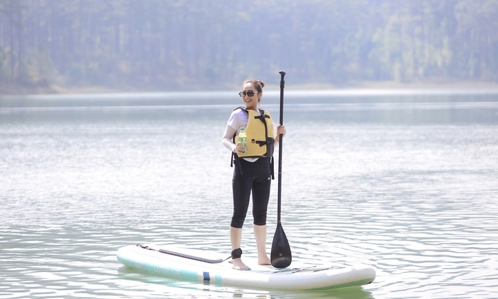 Người trẻ đổ xô đi du lịch trước khi bước vào deadline hè