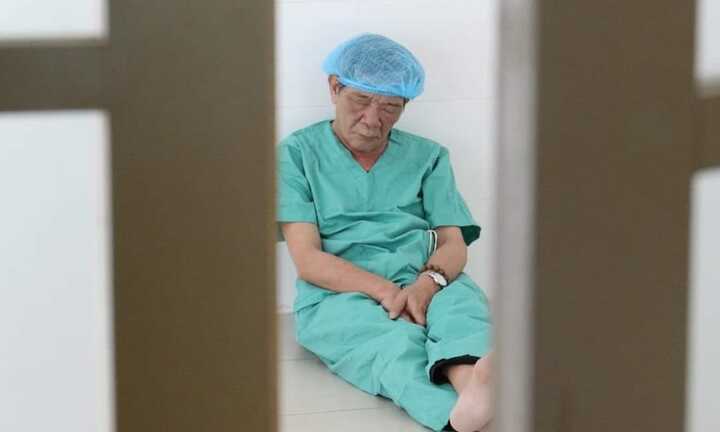 Bác sỹ ngồi bệt dưới đất, tranh thủ chợp mắt sau 42 ca mổ miễn phí