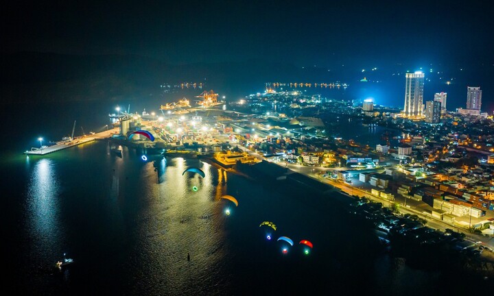 Mãn nhãn màn biểu diễn dù lượn đầy sắc màu trên trời Bình Định