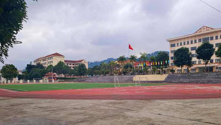 Nữ sinh lớp 11 rơi từ tầng 5 xuống sân trường