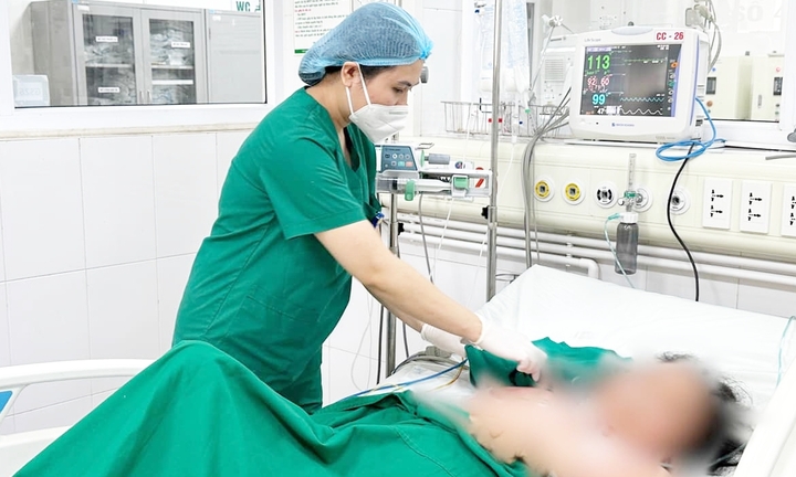 Bị ngạnh cá trê đâm vào tay, người phụ nữ nguy kịch