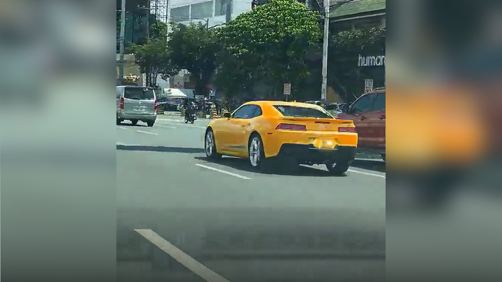 Xe ô tô đổi màu khi di chuyển trên đường