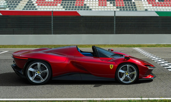 Cristiano Ronaldo tậu siêu xe Ferrari Daytona trị giá 2,3 triệu USD