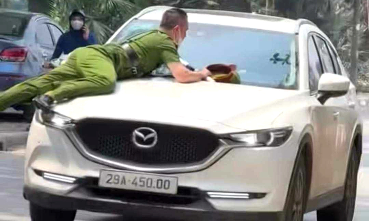 Truy tìm tài xế hất cảnh sát lên nắp capo, lạng lách trên phố Hà Nội