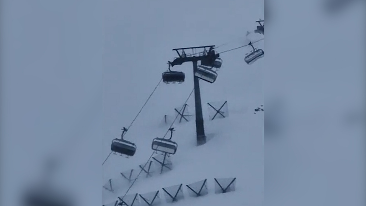 Hàng loạt cabin cáp treo 'nhảy múa' trong gió mạnh