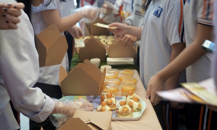 Học sinh THPT Hà Nội - Amsterdam bán hơn 2.000 chiếc bánh giúp đỡ trẻ em nghèo