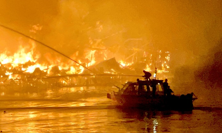 Cháy dãy nhà ven kênh ở TP.HCM: Cảnh sát dùng ca nô tiếp cận hiện trường