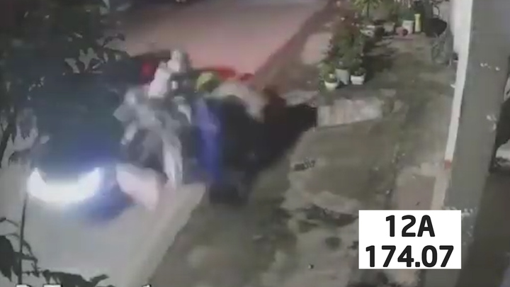 Tài xế ô tô tông văng người phụ nữ rồi bỏ chạy