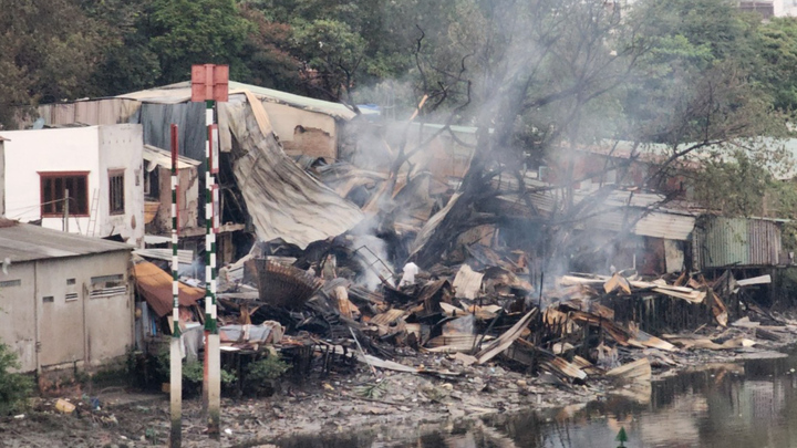 Hiện trường tan hoang sau vụ cháy dãy nhà ven kênh ở TP.HCM 