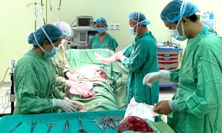 Cắt khối u tử cung nặng 2kg cho nữ bệnh nhân 