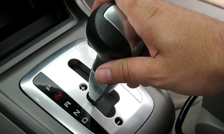 Đường tắc cứng, tài xế nên để số N rồi kéo phanh tay hay về P?