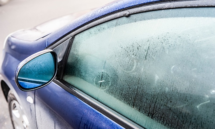 Cửa kính ô tô bị kẹt vào ngày nồm ẩm, phải làm sao?