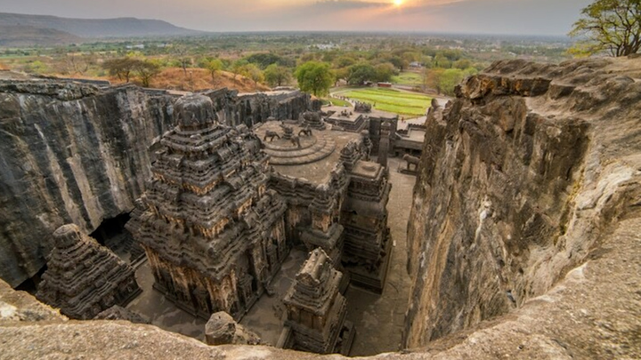 Đền cổ 1.200 năm tuổi được chạm khắc từ khối đá khổng lồ