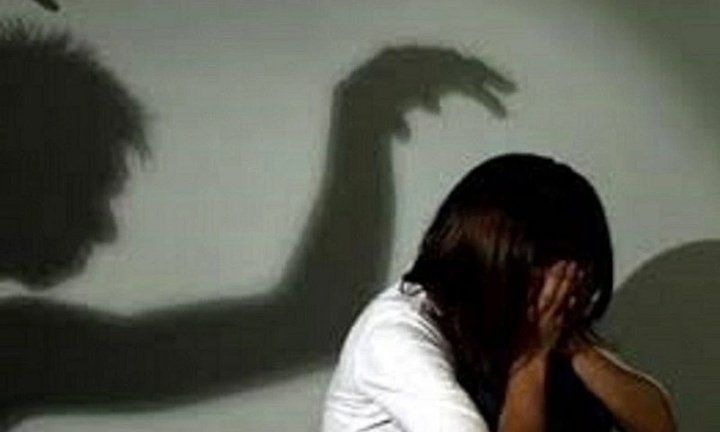 Tạm giữ cha dượng bị tố hiếp dâm con gái riêng của vợ