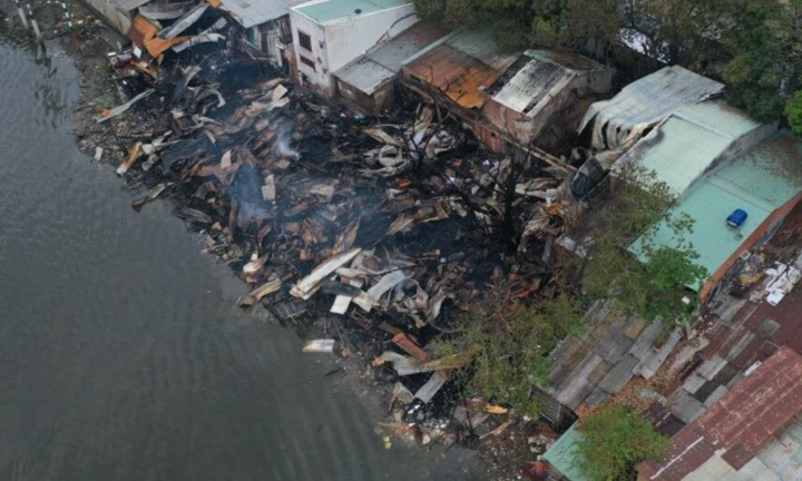 Cháy dãy nhà ven kênh TP.HCM: Lửa bùng lên từ bãi gỗ cũ không người trông coi