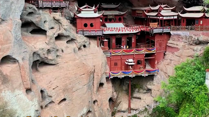 Bí ẩn ngôi chùa dựng đứng trên vách núi, vững vàng qua 850 năm nhờ 1 cây cột
