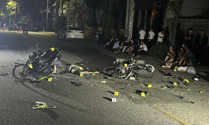 Xe máy 'kẹp' 3 va chạm xe ngược chiều ở TP Huế, 4 người thương vong