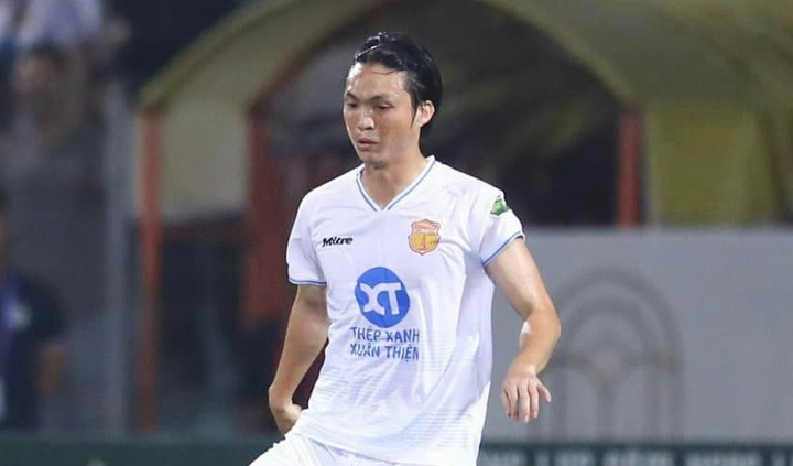 Sơ suất hy hữu ở V.League khiến Tuấn Anh phải đổi số áo