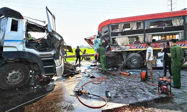 Xe khách và xe đầu kéo tông nhau, một tài xế tử vong