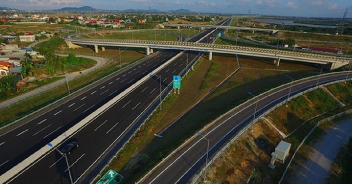 Đường cao tốc phải có tối thiểu 4 làn xe, tốc độ tối đa 120km/h
