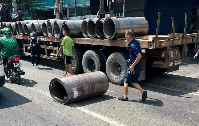 Bình Dương: Cuộn thép văng khỏi xe đầu kéo, va trúng người đi đường