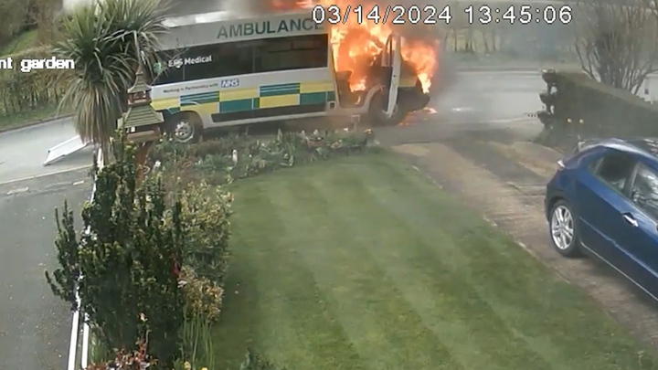 Vừa đưa bệnh nhân về nhà, xe cứu thương biến thành quả cầu lửa