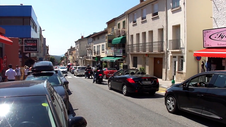 Ngôi làng nổi tiếng giàu có nhờ dịch vụ trông xe