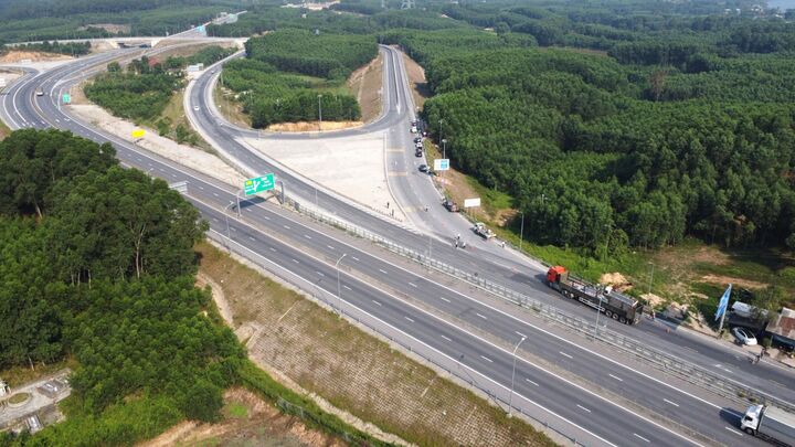 Ngày đầu cấm xe tải nặng tại cao tốc Cam Lộ-La Sơn: Nhiều xe phải quay đầu