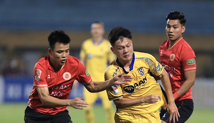 Trực tiếp bóng đá CLB Công an Hà Nội 2-0 SLNA: Quang Hải ghi bàn