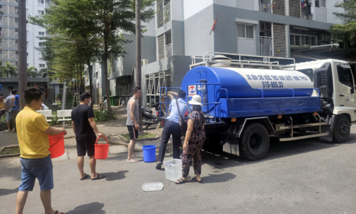 Sau một đêm xếp hàng hứng nước, chung cư ở TP Thủ Đức được cấp nước trở lại