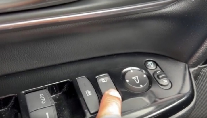 Những điều cần biết về nút khóa cửa ô tô