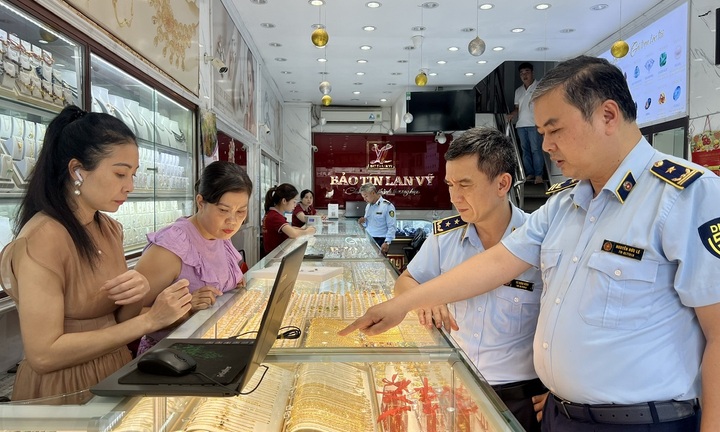 Kiểm tra đột xuất 3 tiệm vàng ở Hà Nội
