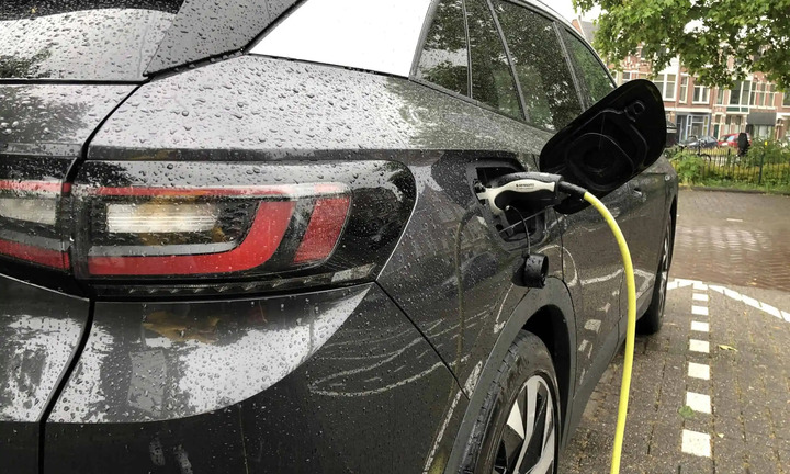 Sạc xe điện dưới trời mưa có an toàn?