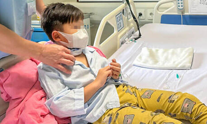 Ngã đập cổ vào kệ tivi, bé trai 7 tuổi vỡ khí quản, nguy kịch