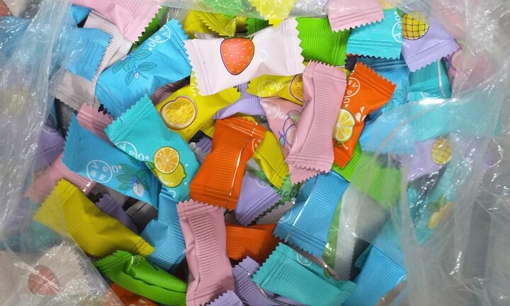 Ăn kẹo không rõ nguồn gốc, 30 học sinh ở Lâm Đồng nhập viện