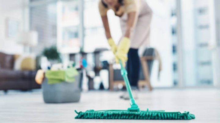 Lau nhà khi trời nồm, hãy thêm thứ này vào để nhà sạch bóng