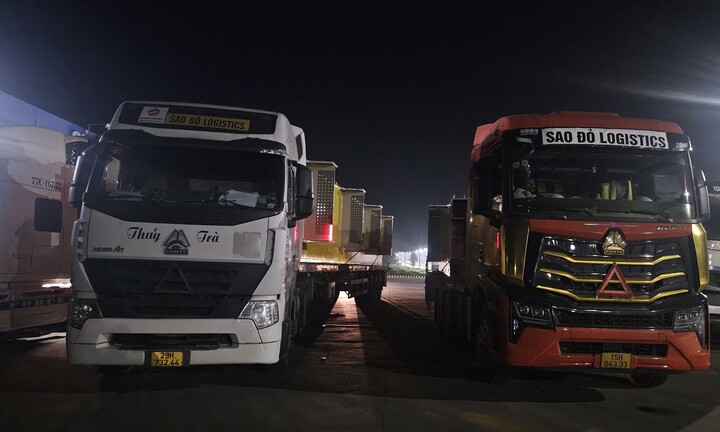 Hai xe chở hàng siêu trường, siêu trọng sai phép nghênh ngang trên Quốc lộ 1A