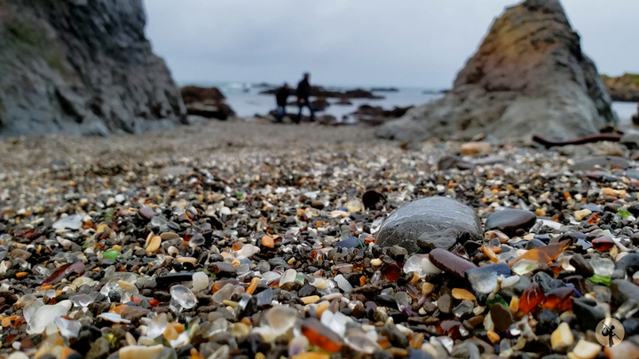 Chiêm ngưỡng bãi biển thủy tinh lấp lánh sắc màu ở Mỹ