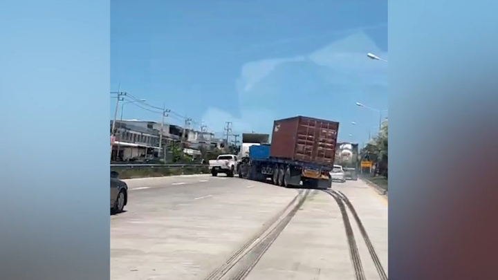 Thót tim xe container 'đánh võng' trên đường phố 
