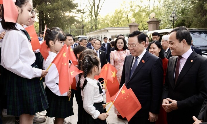 Chủ tịch Quốc hội Vương Đình Huệ gặp mặt cộng đồng người Việt Nam tại Trung Quốc