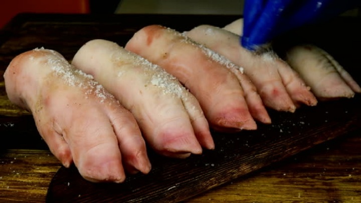 Bí quyết xử lý chân giò thơm ngon, đẹp mắt