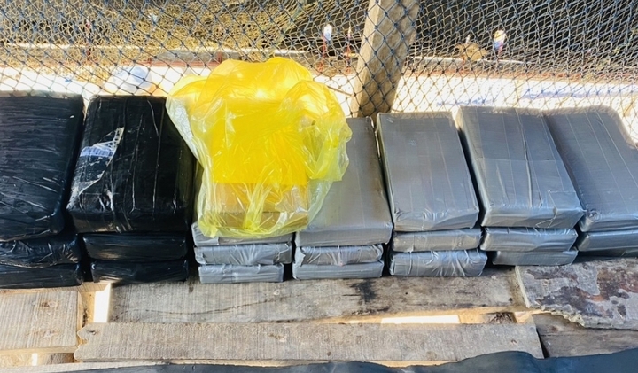 Phát hiện 23 gói nghi ma túy dạt vào bờ biển Bến Tre 