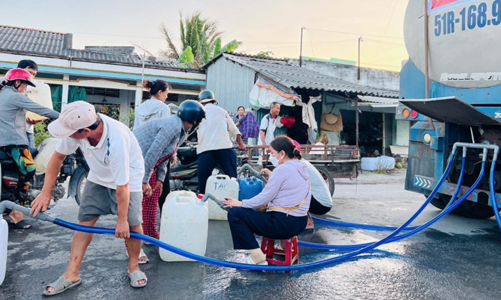 Hạn mặn ở Tiền Giang: Người dân đội nắng, thức đêm chở từng can nước miễn phí