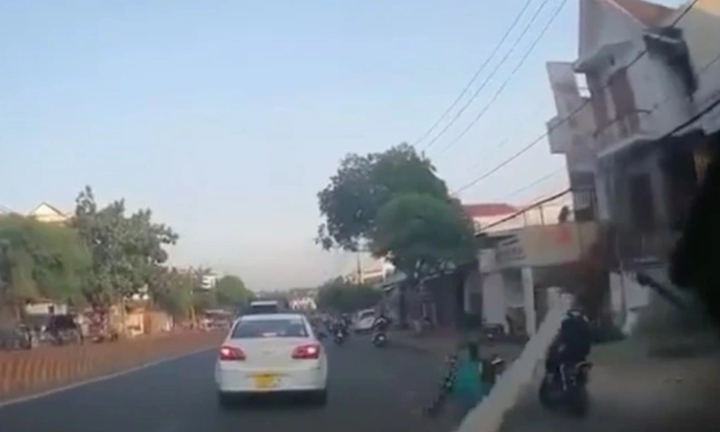 Thanh sắt từ 'trên trời rơi xuống' trúng đầu người đi đường