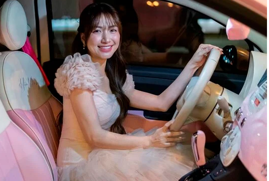 'Soi' xe Fiat 500 mới tậu của Hòa Minzy