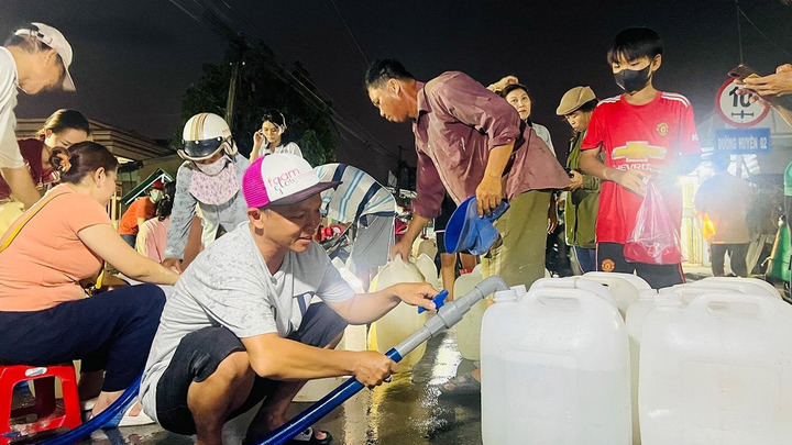 Dân vùng hạn mặn ở Tiền Giang ngày đêm chờ nước từ thiện