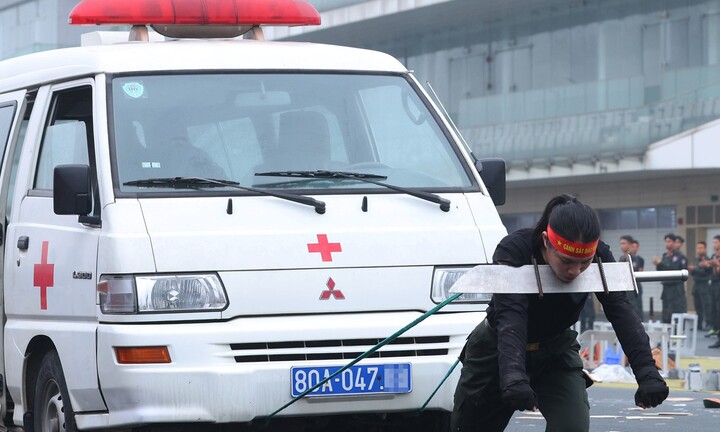 Thót tim cảnh nữ đặc nhiệm khổ luyện đao kề cổ kéo ô tô, tay không công phá gạch